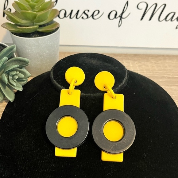 Vintage Retro Lucite Plastic Dangle Earrings Black and Yellow Hoops - Picture 1 of 3